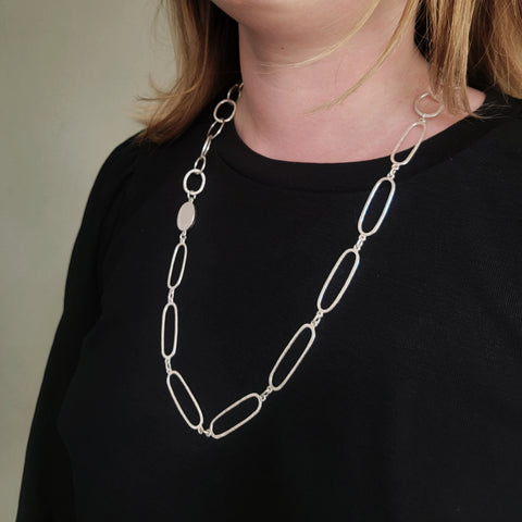 Asymmetric links necklace