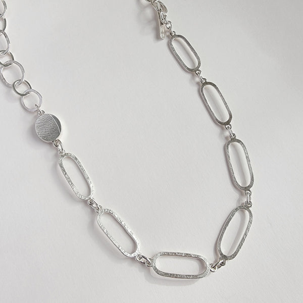 Asymmetric short links necklace