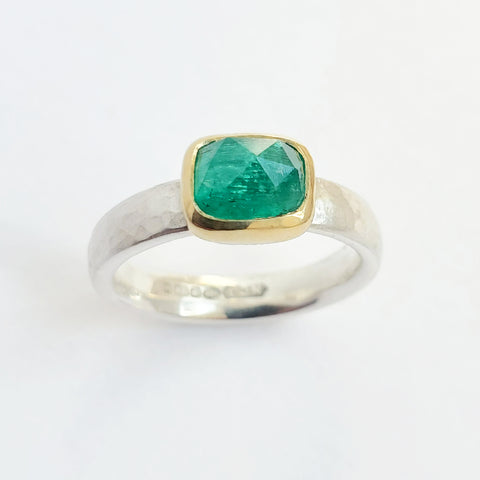 Emerald rose cut hammered ring