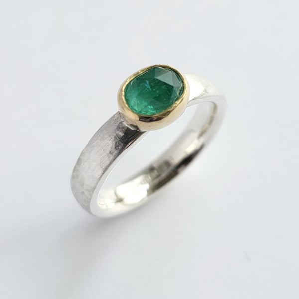 Emerald rose cut hammered ring