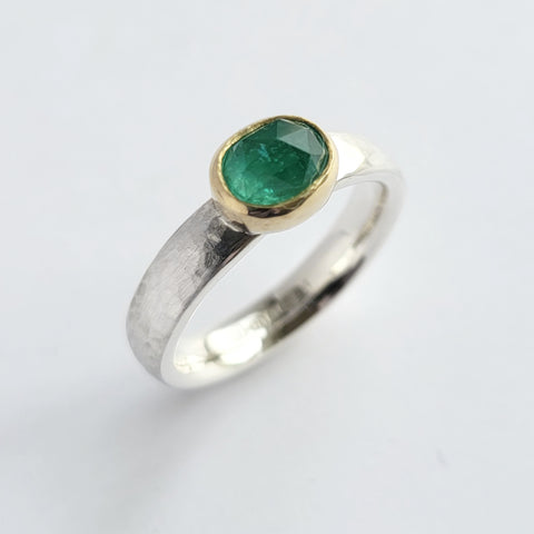 Emerald rose cut hammered ring