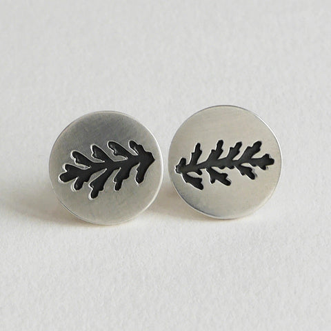 Round pierced leaf stud