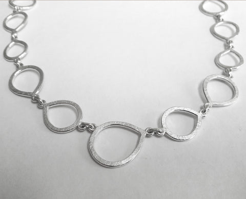 Teardrop link hammered chain